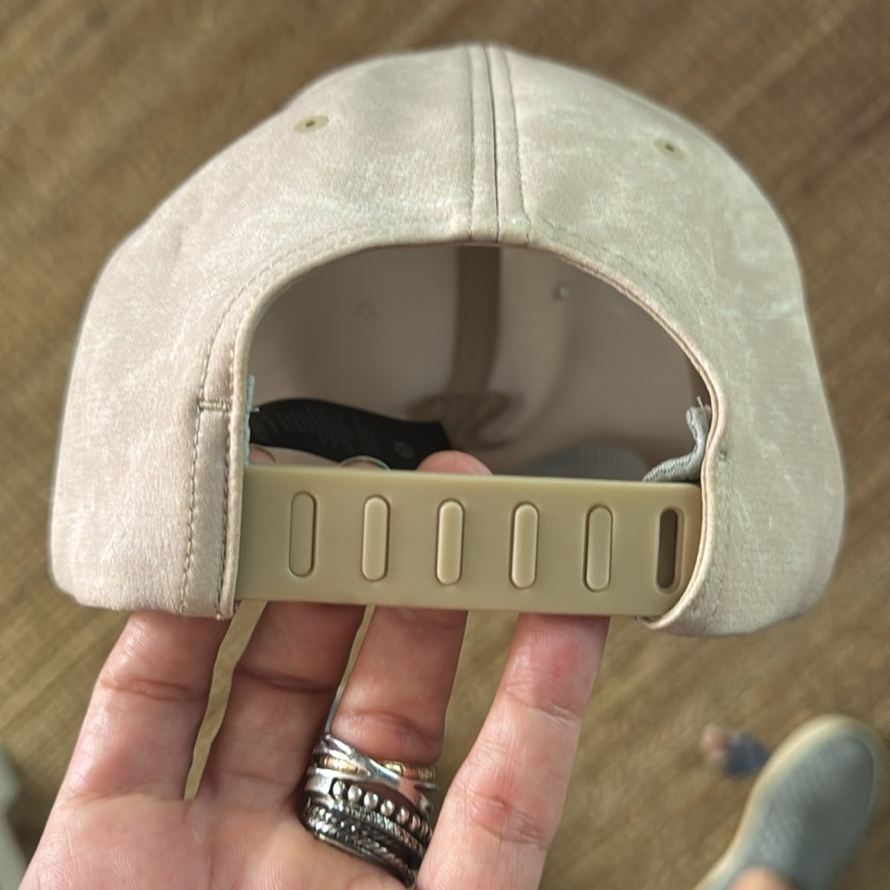 Lululemon logo hat - Picture 3 of 3